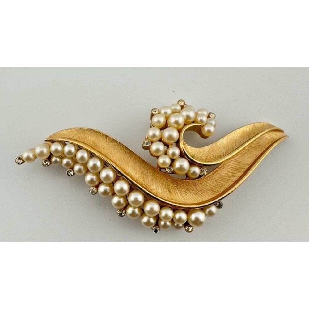 Vintage Crown Trifari Gold tone Faux Pearl Leaf Swirl Brooch Pin